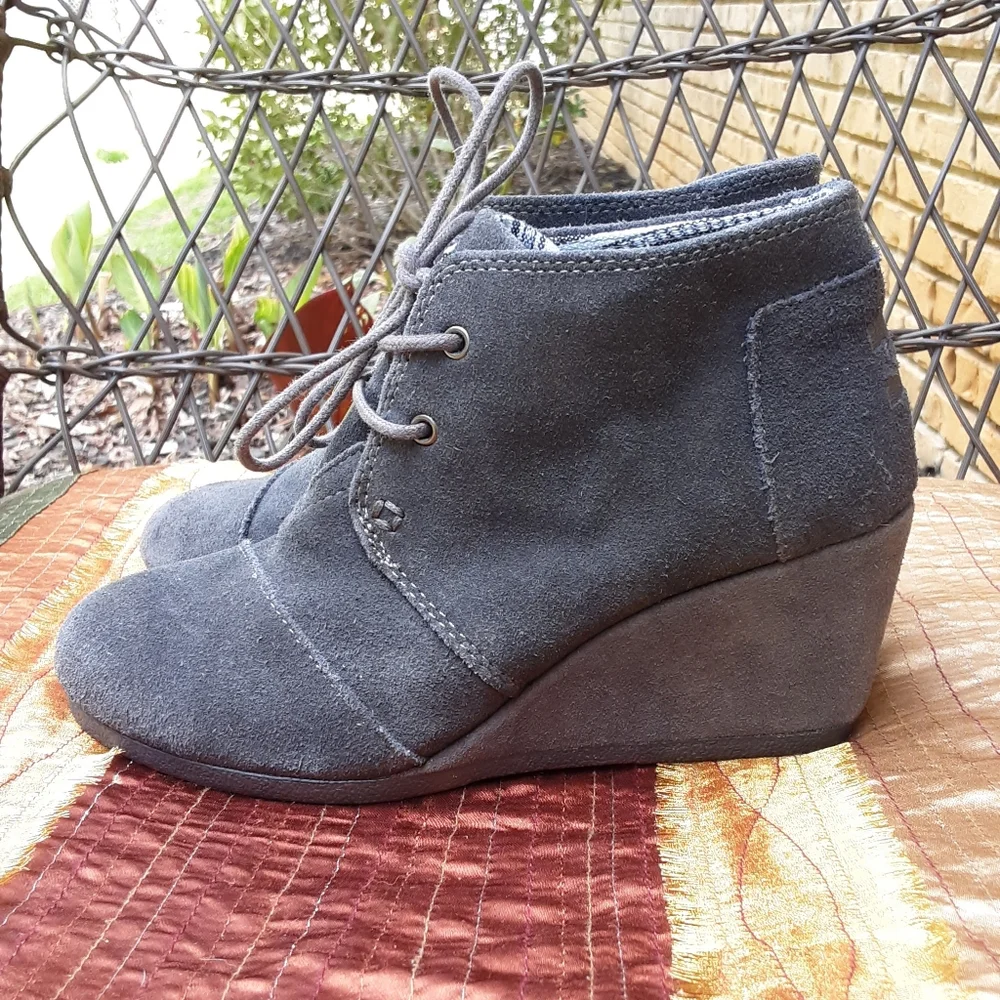 Toms Gray Lace Up Wedge Heel Bootie Size 6.